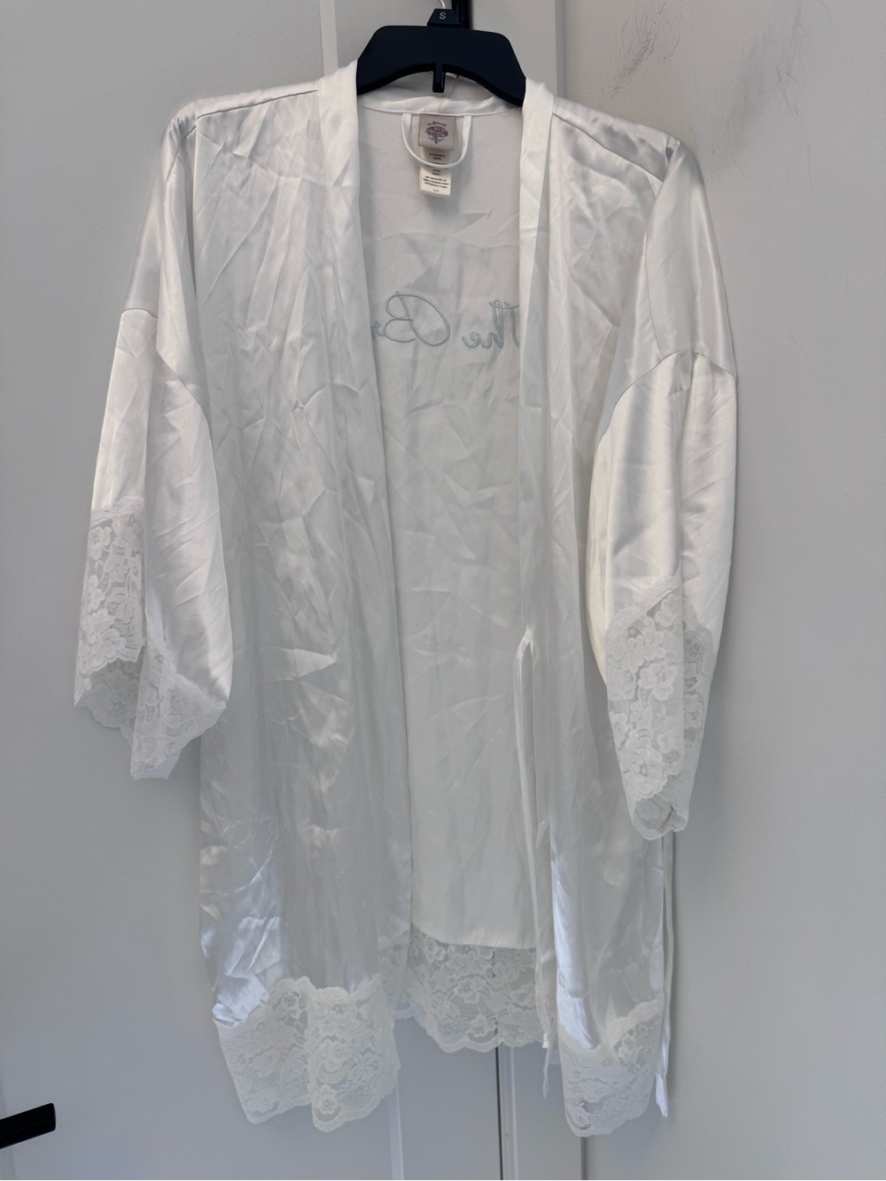 In Bloom White Satin Lace-Trim Kimono Robe